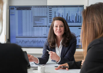 The Connected Manufacturer: How Digital Leaders Are Redefining Experience, Operating Models, and AI in an Uncertain Market