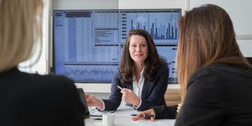 The Connected Manufacturer: How Digital Leaders Are Redefining Experience, Operating Models, and AI in an Uncertain Market